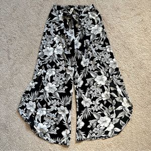 Mimi Chica Flowy Flower Pants, Black and Grey Size Medium